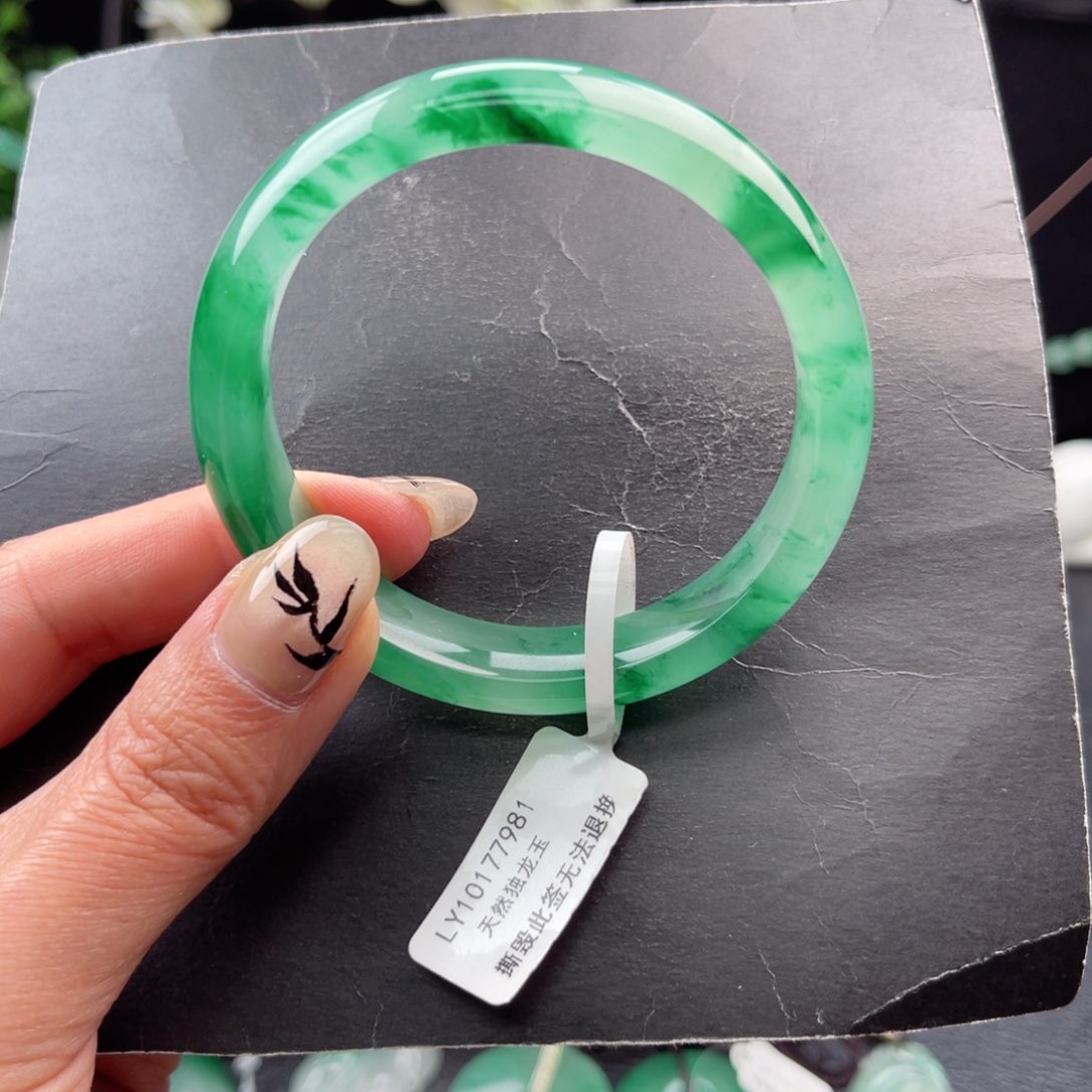 石英质玉手镯未镶嵌心**水