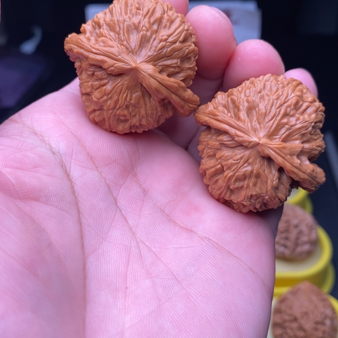 桃核把件山地球白尺寸41