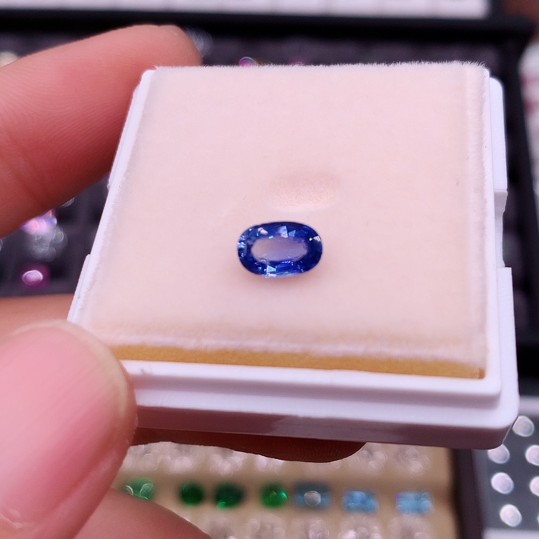 蓝宝石裸石未镶嵌