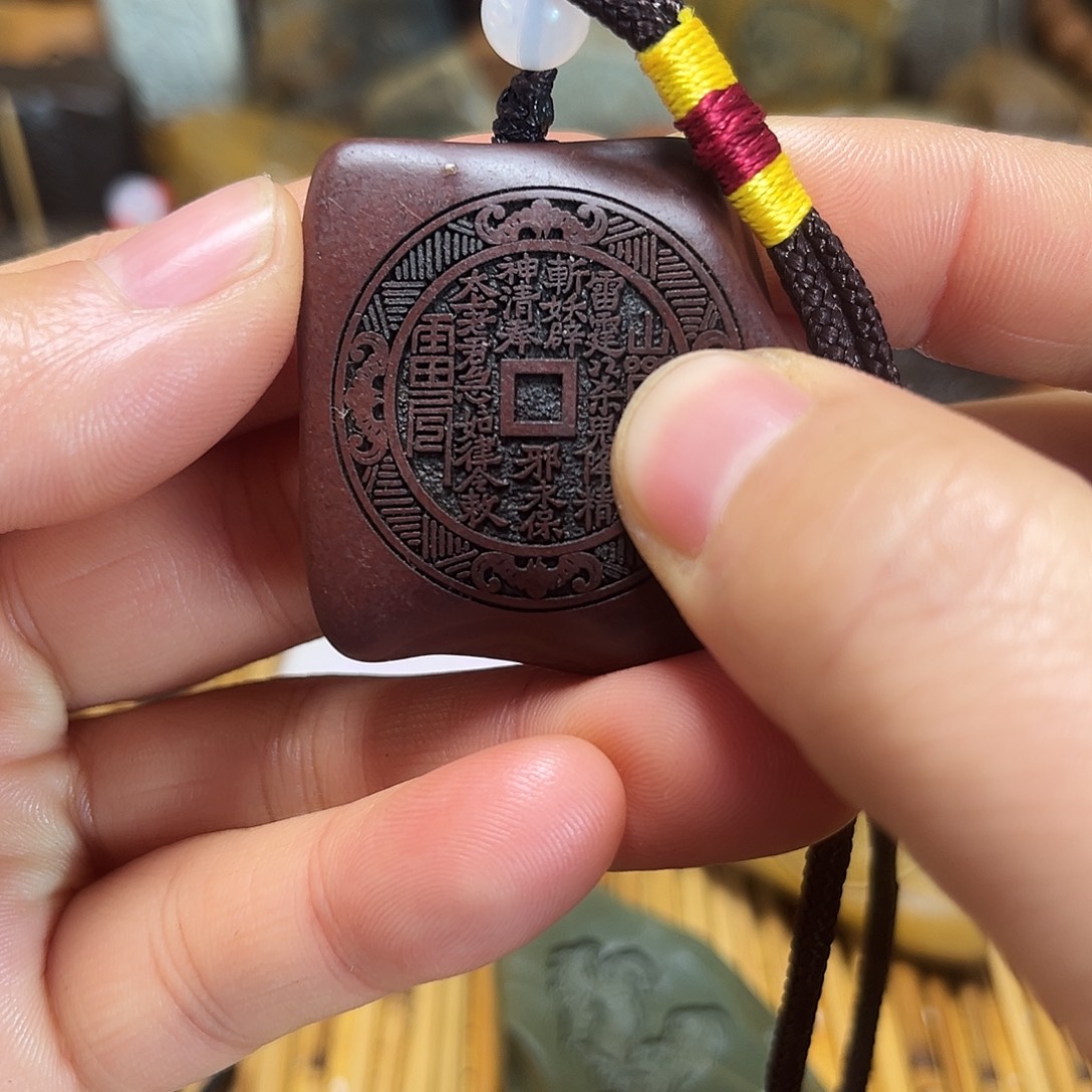 新疆原石雕刻手把件