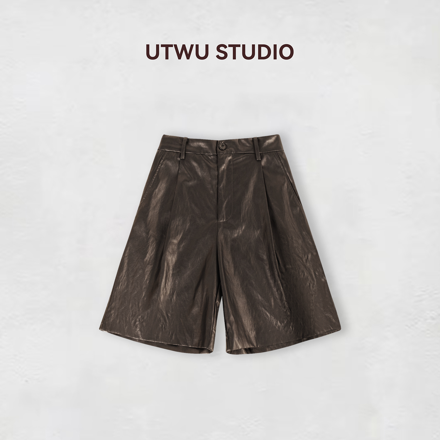 UTWU小敏「梦想皮裤」竹节感麻纤维垂坠褶皱纹理感皮质短裤UTAK1075