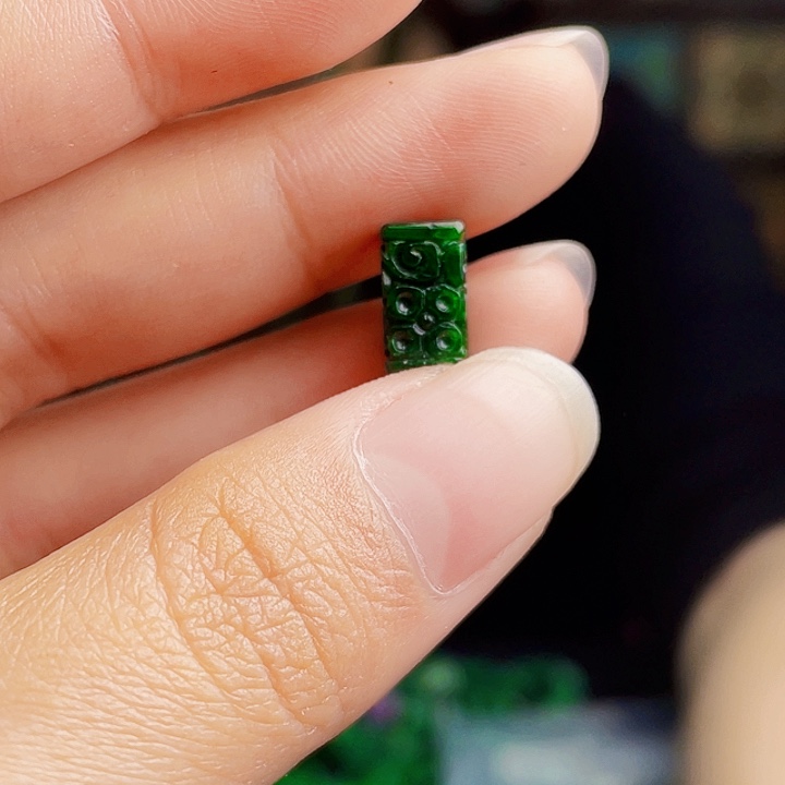 翡翠未镶嵌颈饰多样性