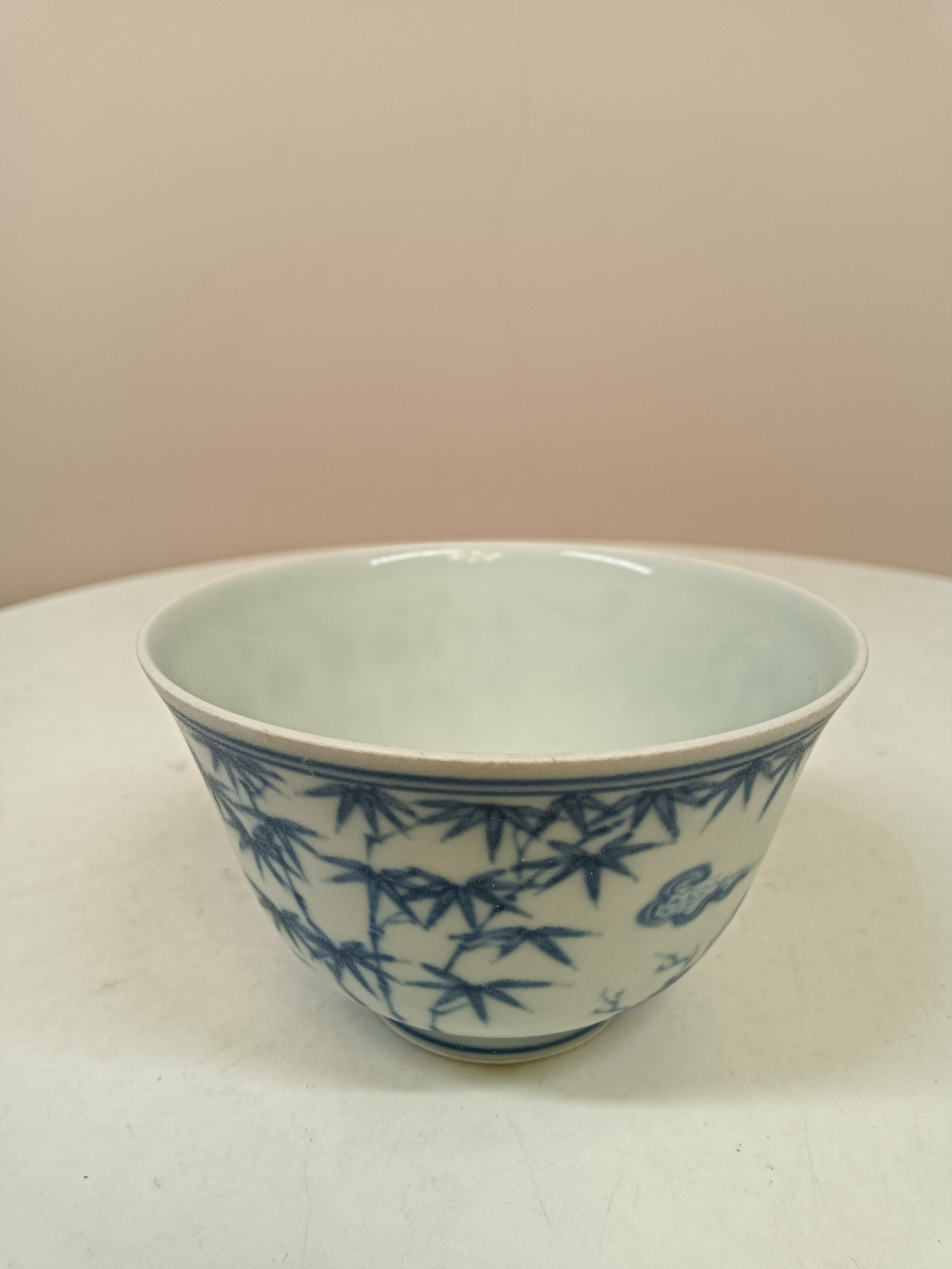 青花松竹梅茶杯。囗径7.7厘米，高4.6厘米