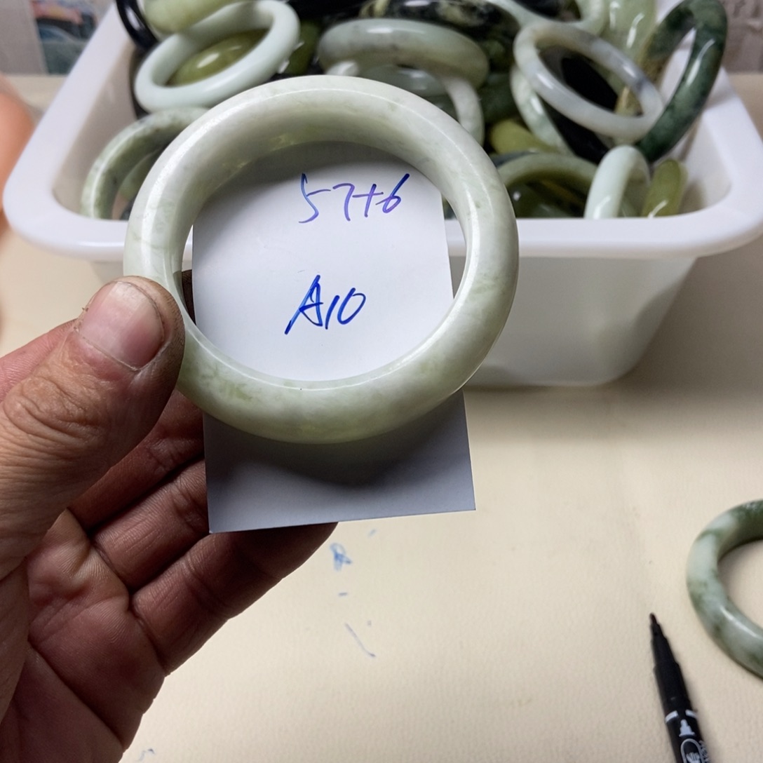 蛇纹石玉未镶嵌手镯