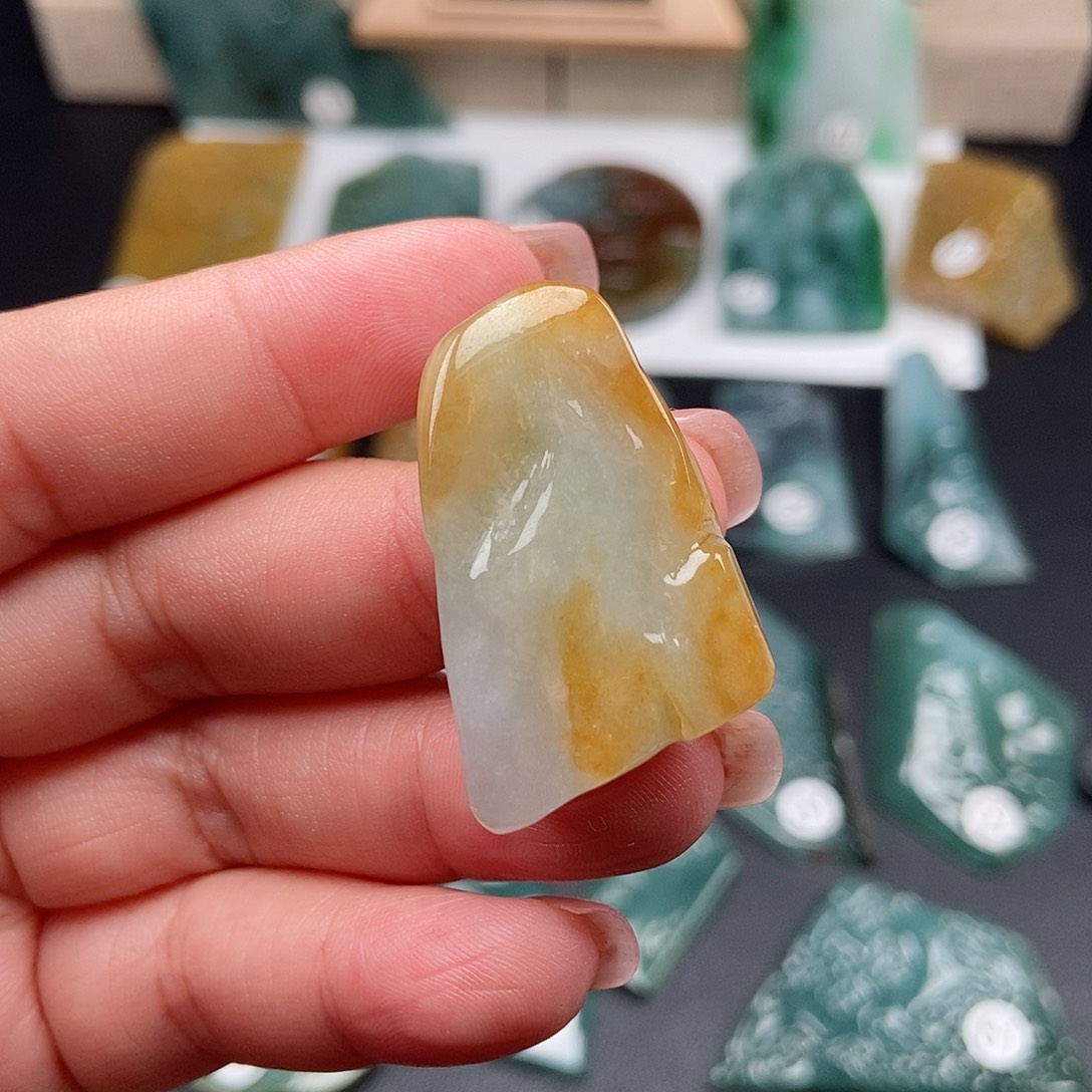 翡翠颈饰未镶嵌翡翠