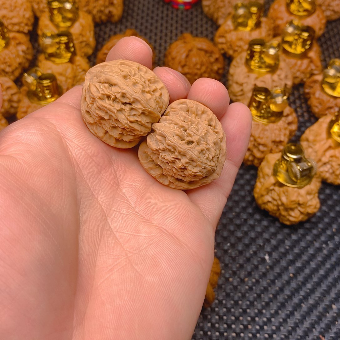 核桃三角白全品手撵文玩核桃