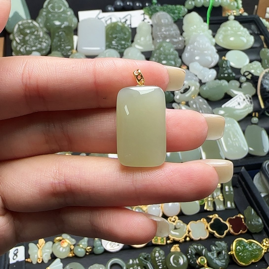 颈饰18K金镶嵌和田玉