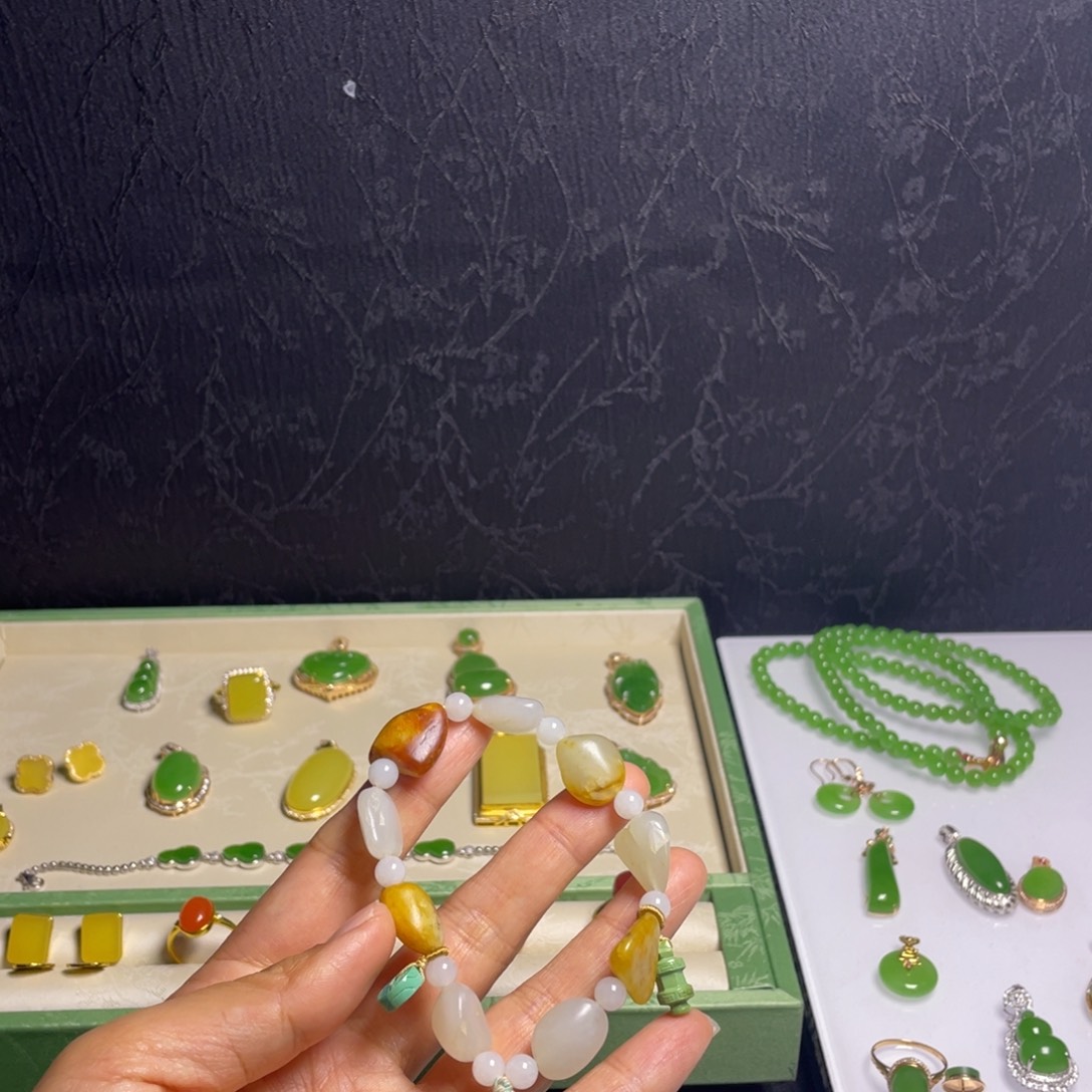 今***。和田玉未镶嵌手串