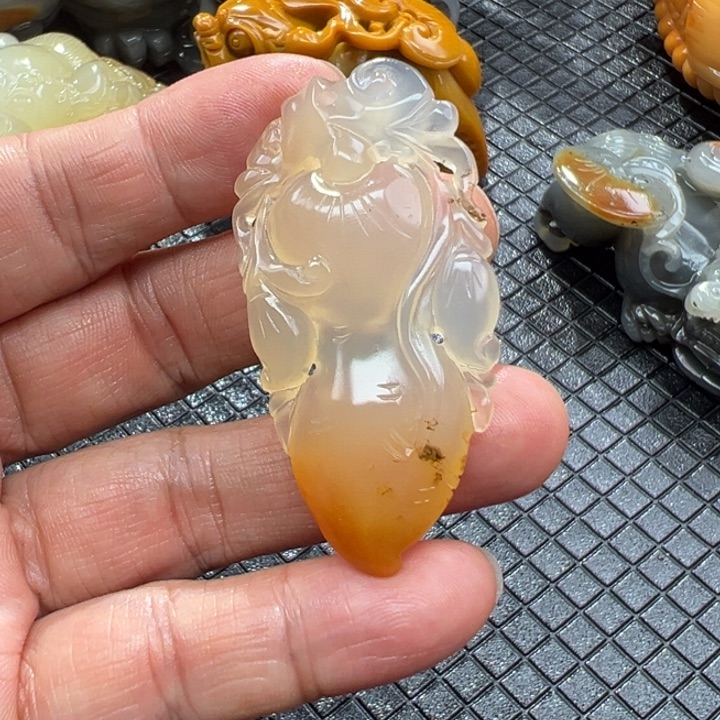 石英质玉（黄龙玉）颈饰未镶嵌