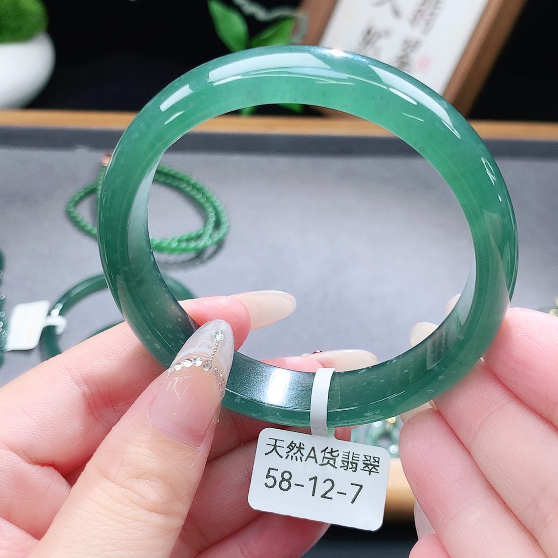 翡翠手镯（圆镯）未镶嵌