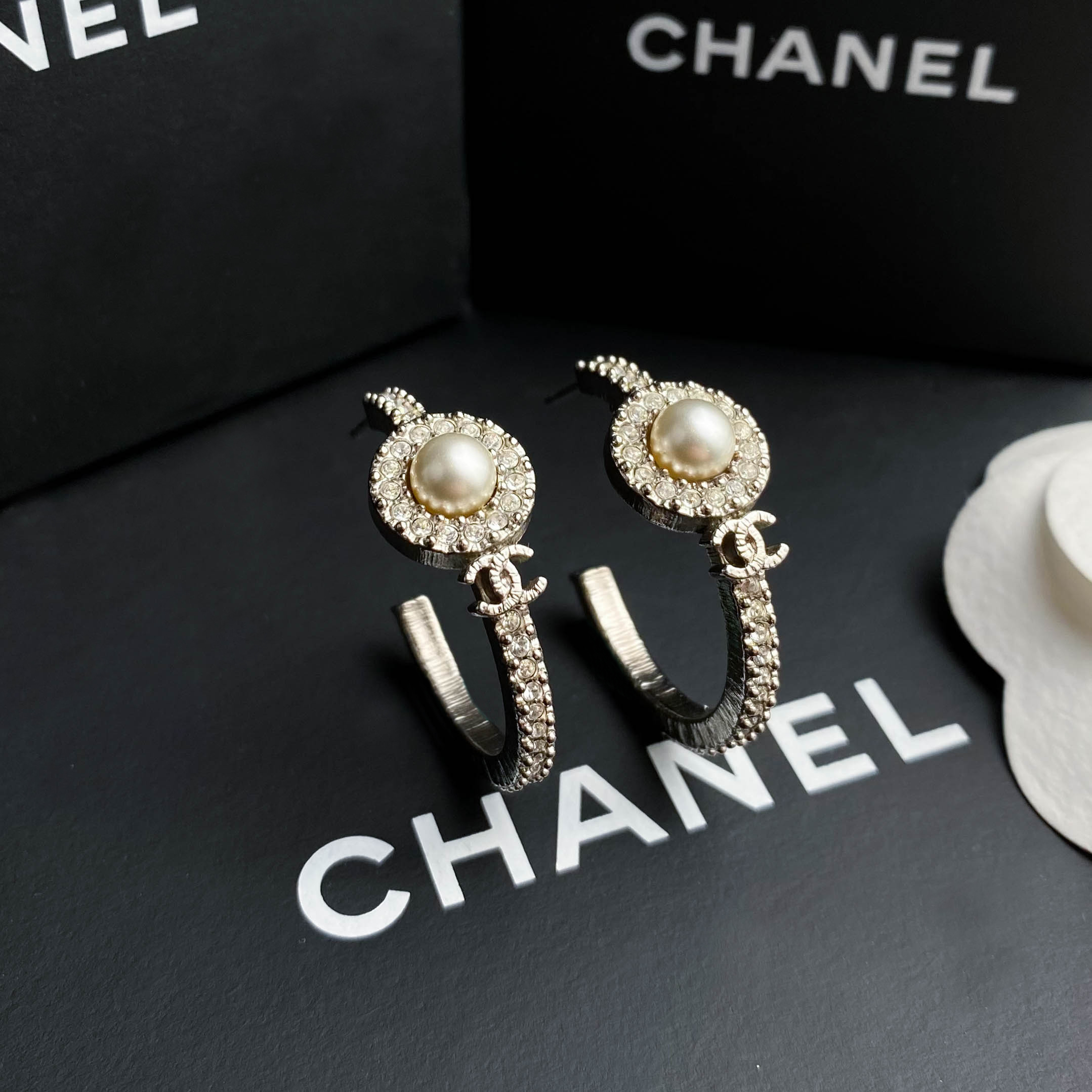 99新 Chanel/香奈儿 经典双C 银色珍珠镶钻圆环 耳环 S5639