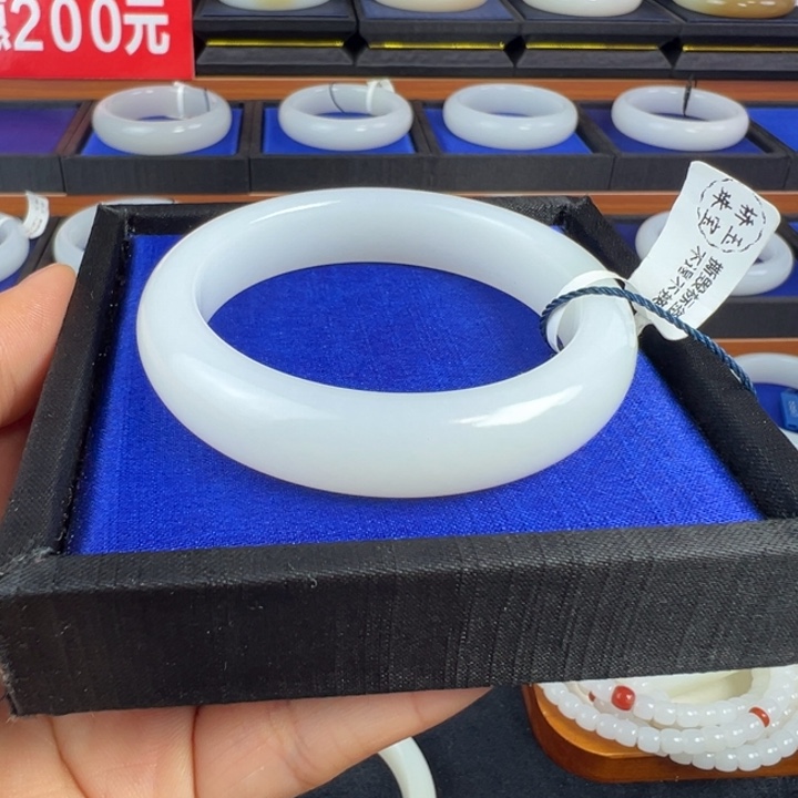 和田玉未镶嵌手镯