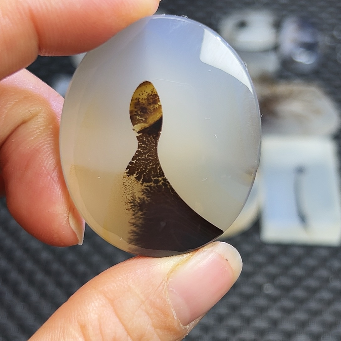 伊***5玛瑙/玉髓未镶嵌珠宝半成品