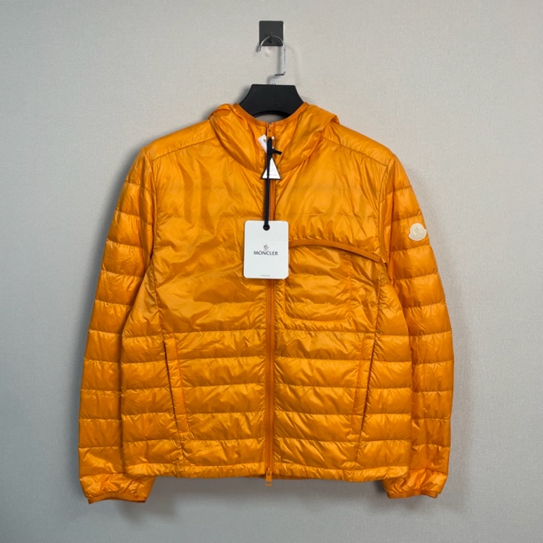 未使用 MONCLER 盟可睐新款徽标连帽羽绒服/2码/原吊牌/价12700