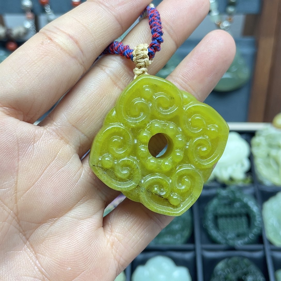 蛇纹石玉未镶嵌颈饰