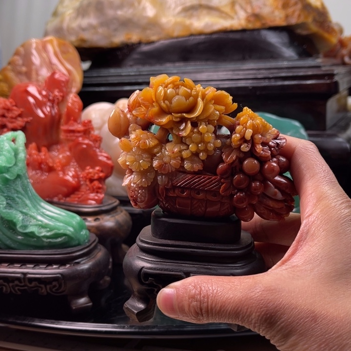 寿山石文**云一览富贵加银包金