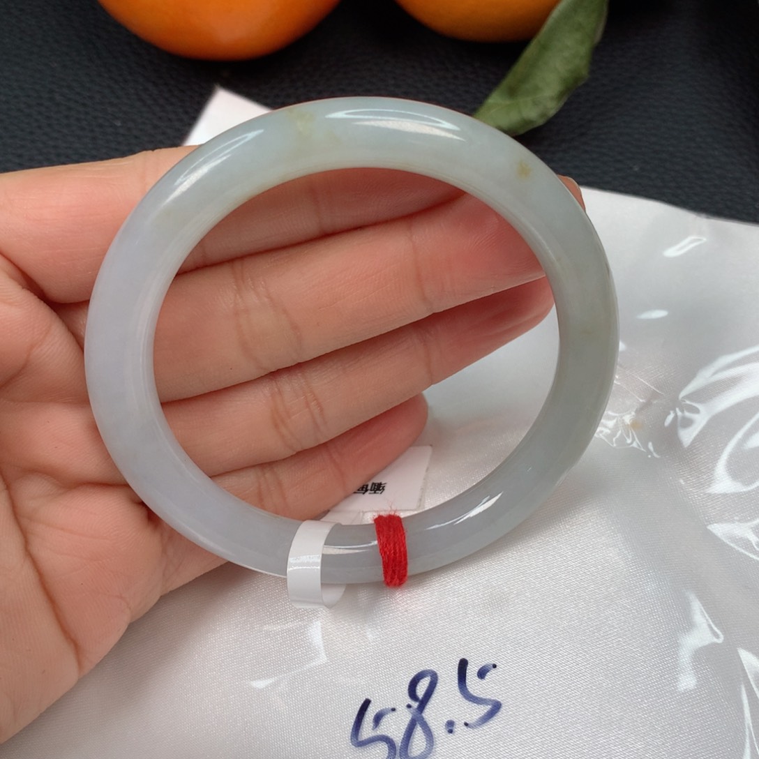 翡翠手镯未镶嵌………..