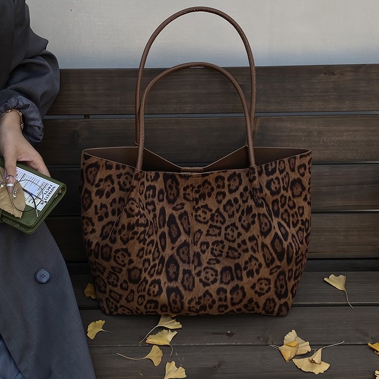 【粉丝专享】新款休闲简约潮流气质感斜挎包圣鹤&2681咖色