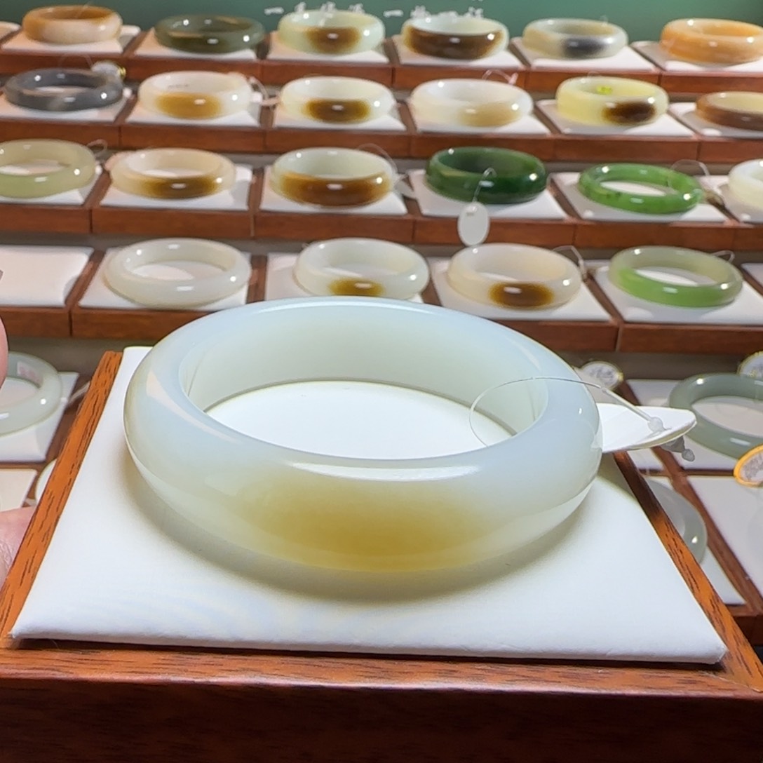 和田玉未镶嵌手镯晴*