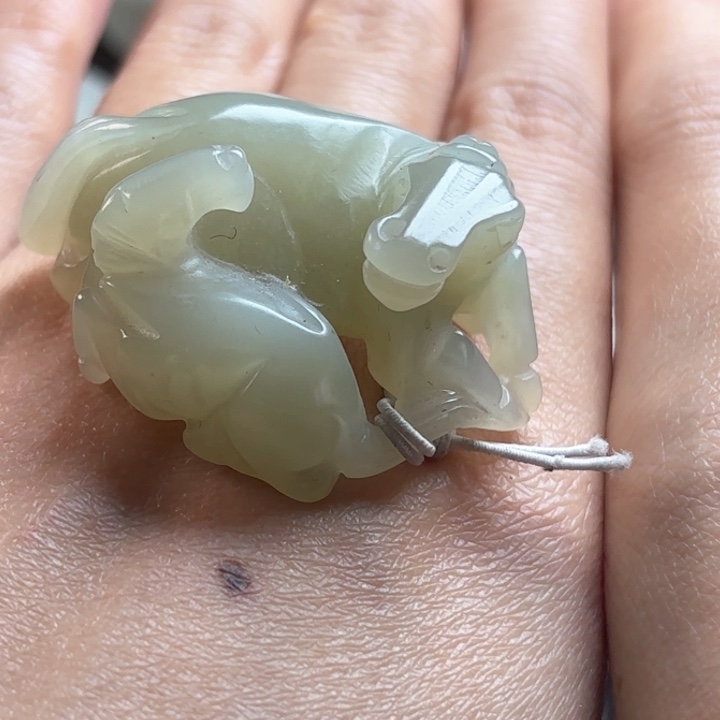 和田玉挂件未镶嵌急**忙