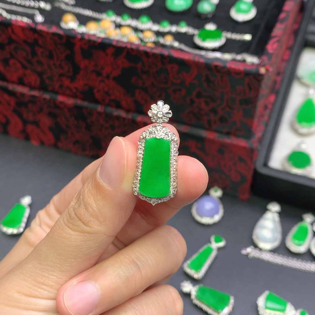 萝****翡翠18K金镶嵌吊坠(不含链)