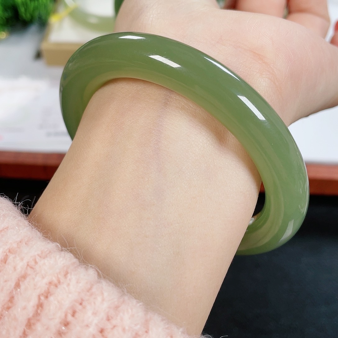 和田玉手镯未镶嵌