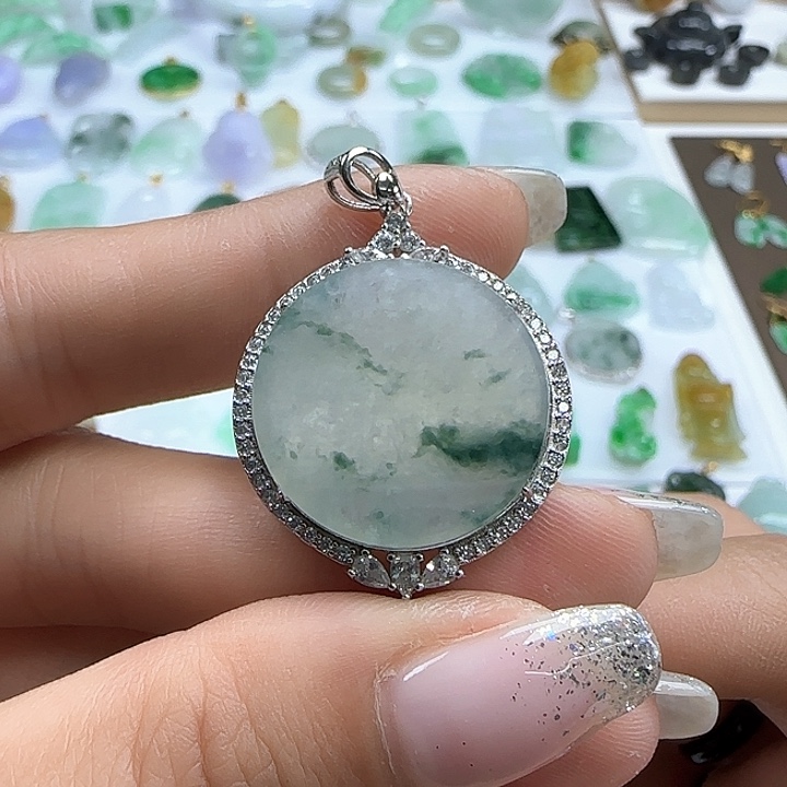 翡翠颈饰未镶嵌飘花无事牌