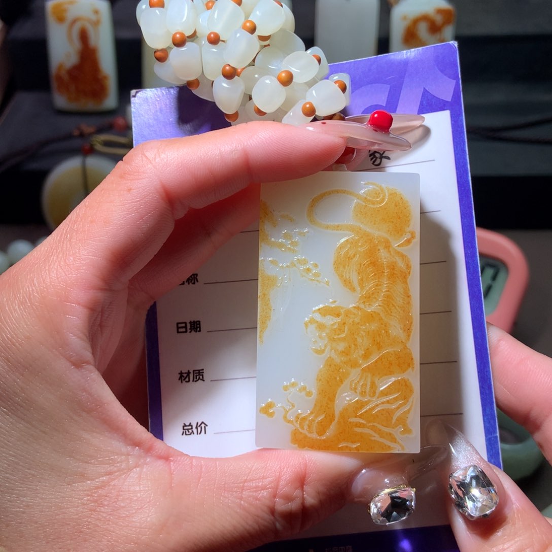 和田玉挂件未镶嵌何**地