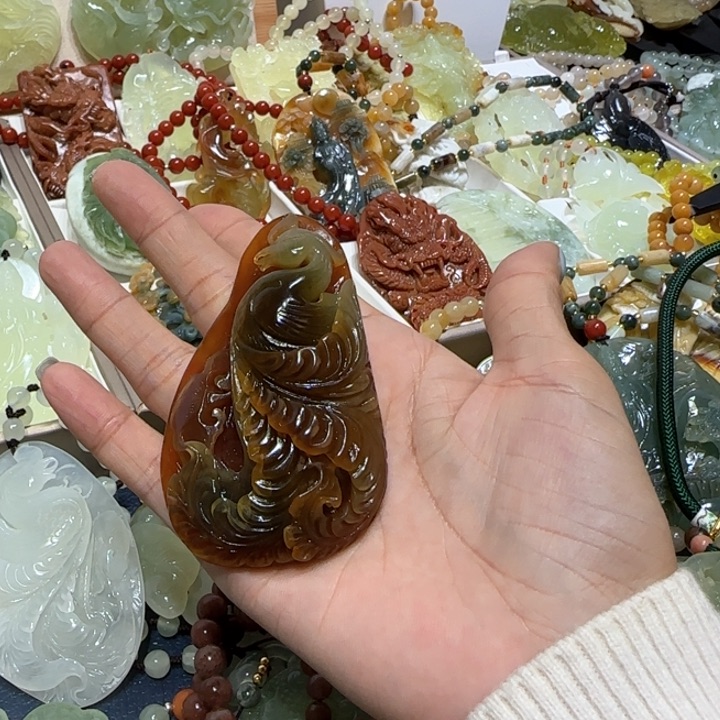 未镶嵌蛇纹石玉吊坠荔**?