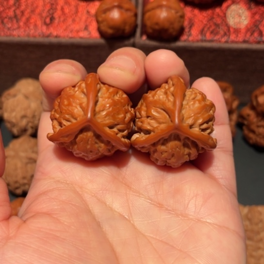 文玩核桃吊坠三棱