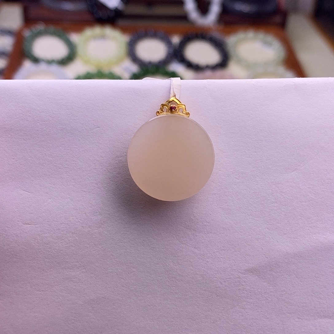 颈饰未镶嵌和田玉熟藕粉金镶圆牌吊坠