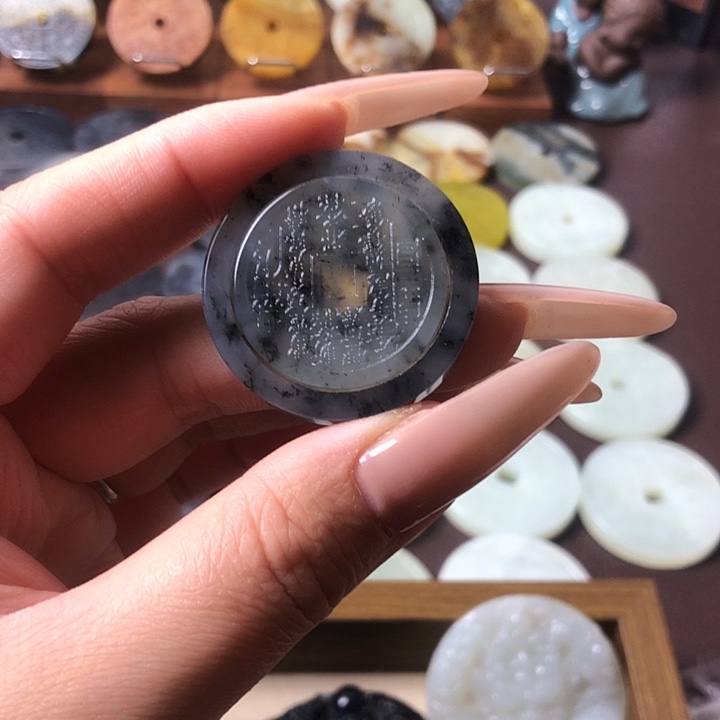 清***酒蛇纹石玉未镶嵌颈饰