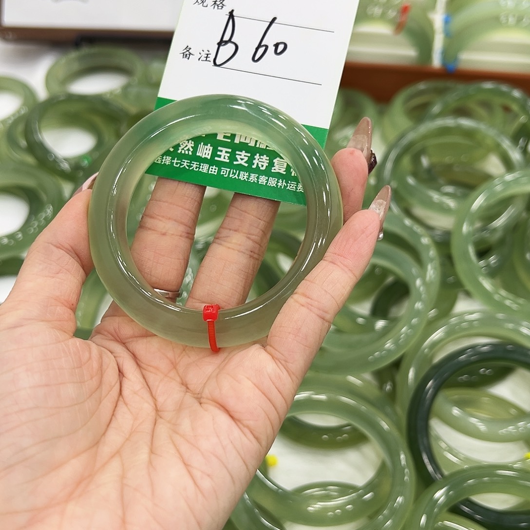 ****由蛇纹石玉未镶嵌手镯