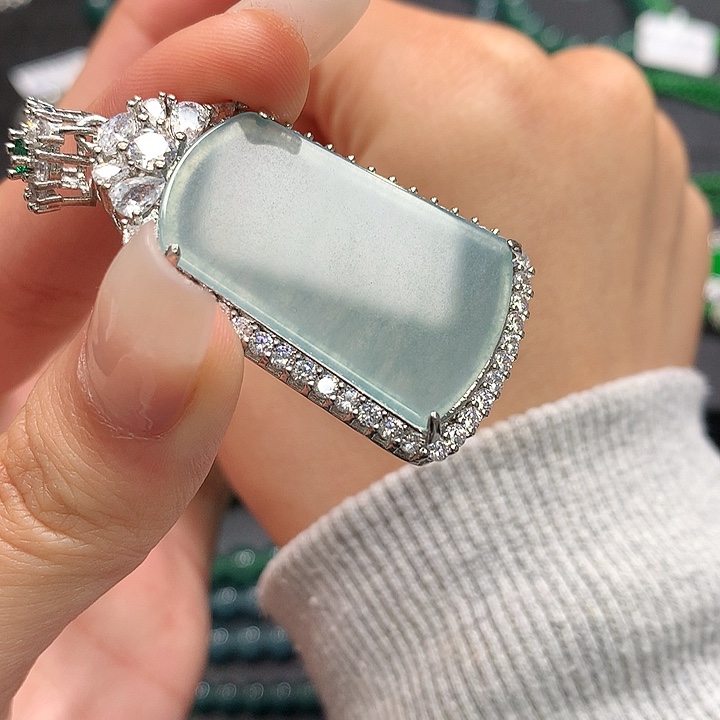 翡翠颈饰未镶嵌。。。