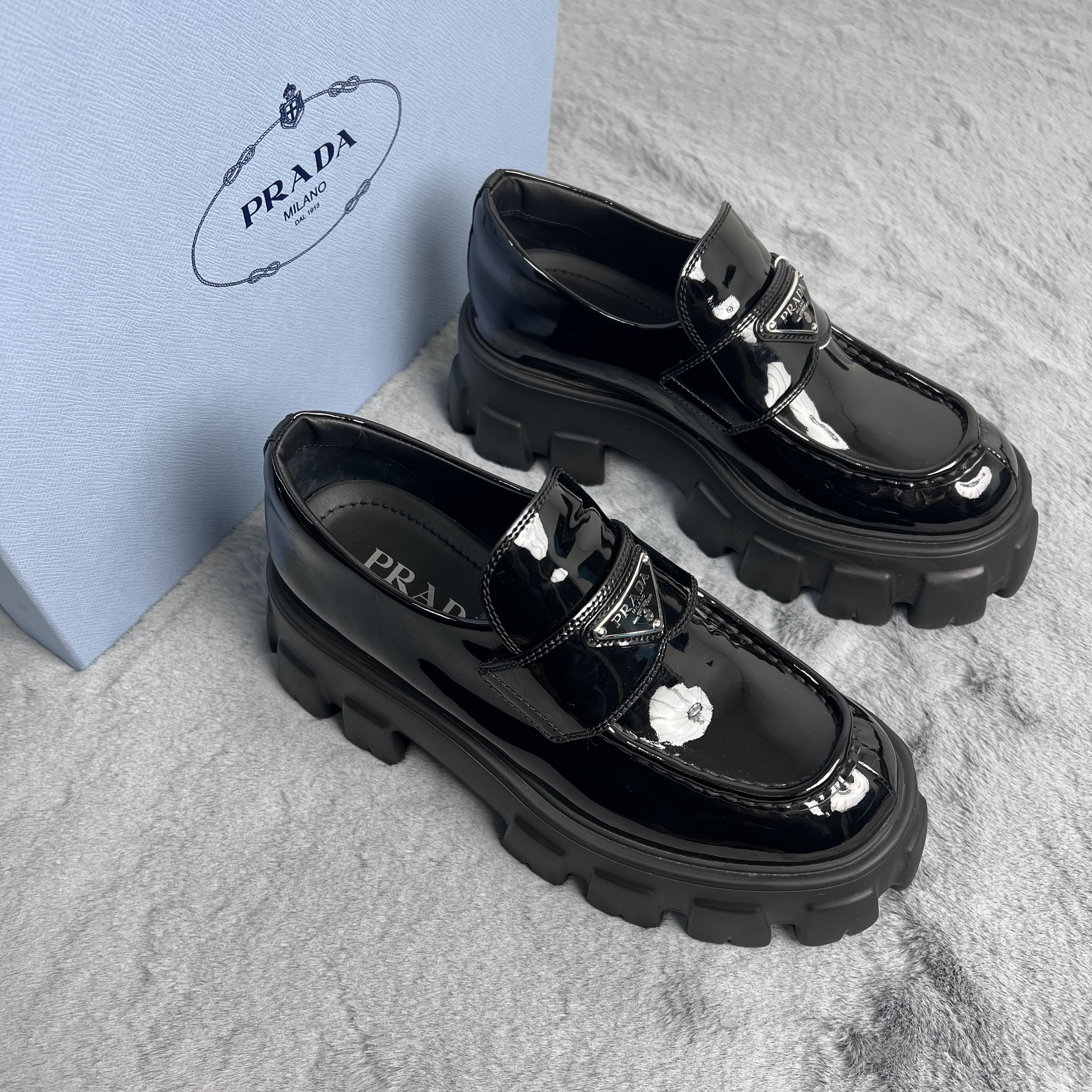 99新 Prada/普拉达 38码！Prada25款厚底漆皮徽标乐福鞋女鞋黑色