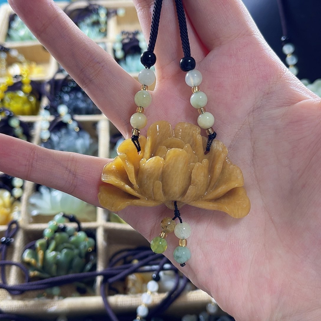 蛇纹石玉颈饰合金快**福