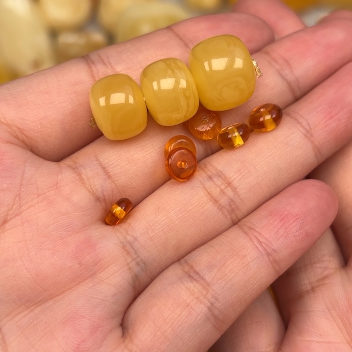 琥珀未镶嵌颈饰蜜蜡