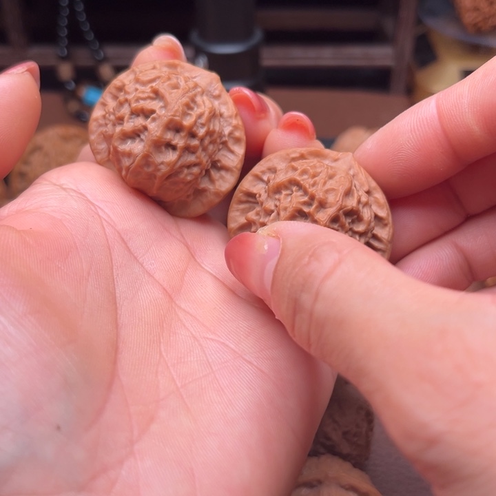 汉***哥吊坠文玩核桃瓷娃娃