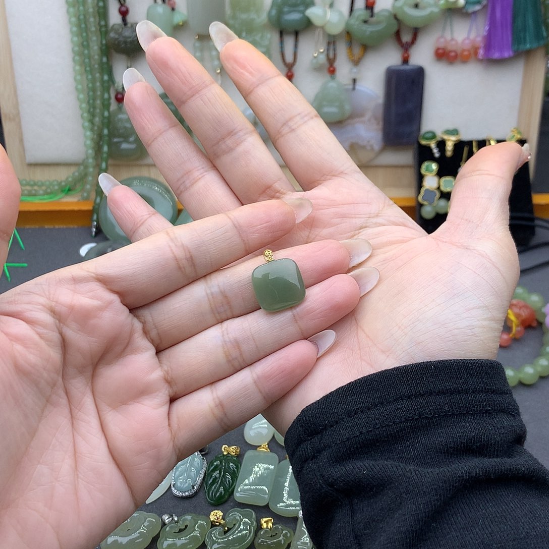 和田玉吊坠(不含链)18K金镶嵌