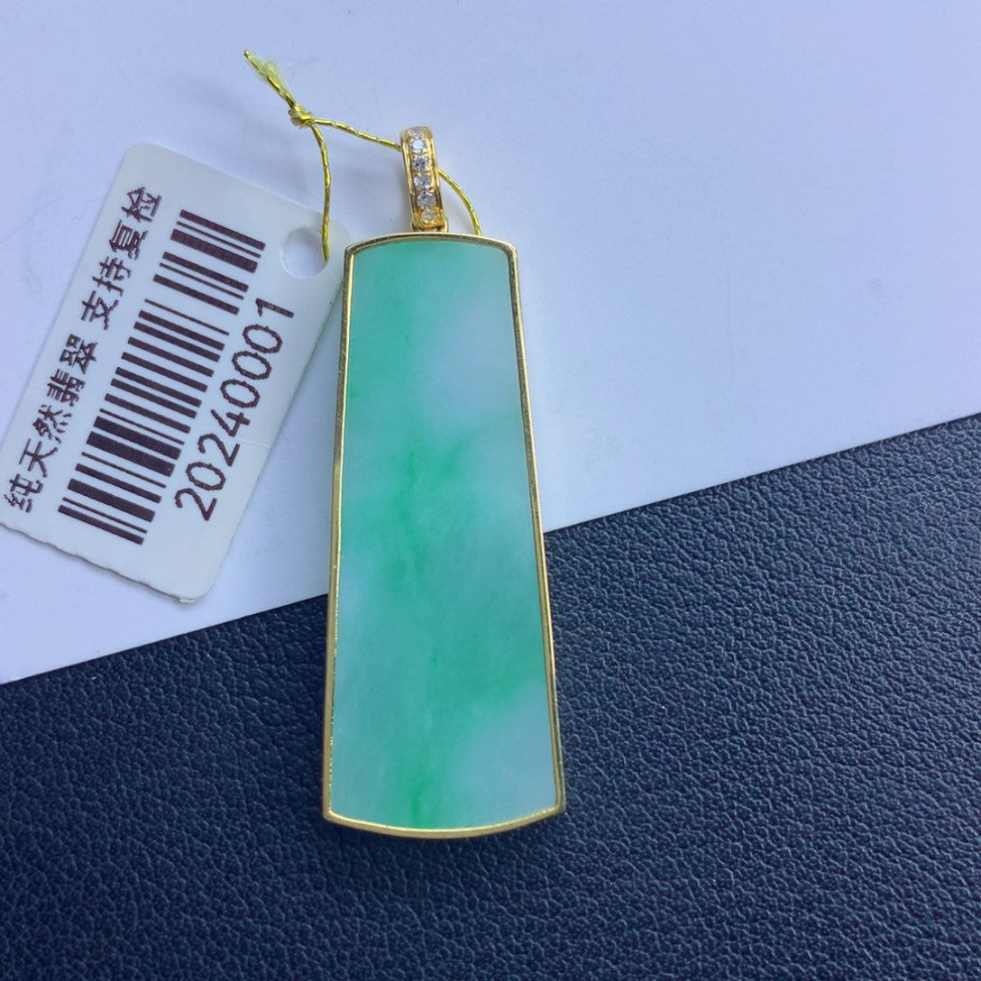 翡翠颈饰未镶嵌无事牌