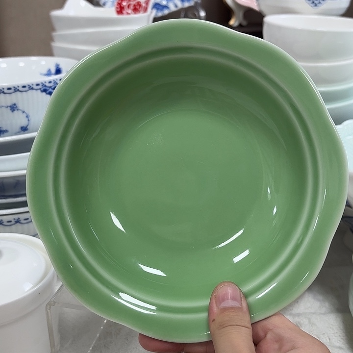 豆青花边盘。         