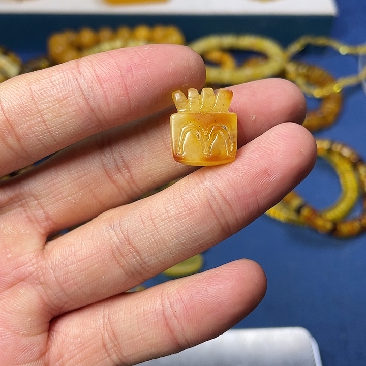 未镶嵌琥珀珠宝奇石