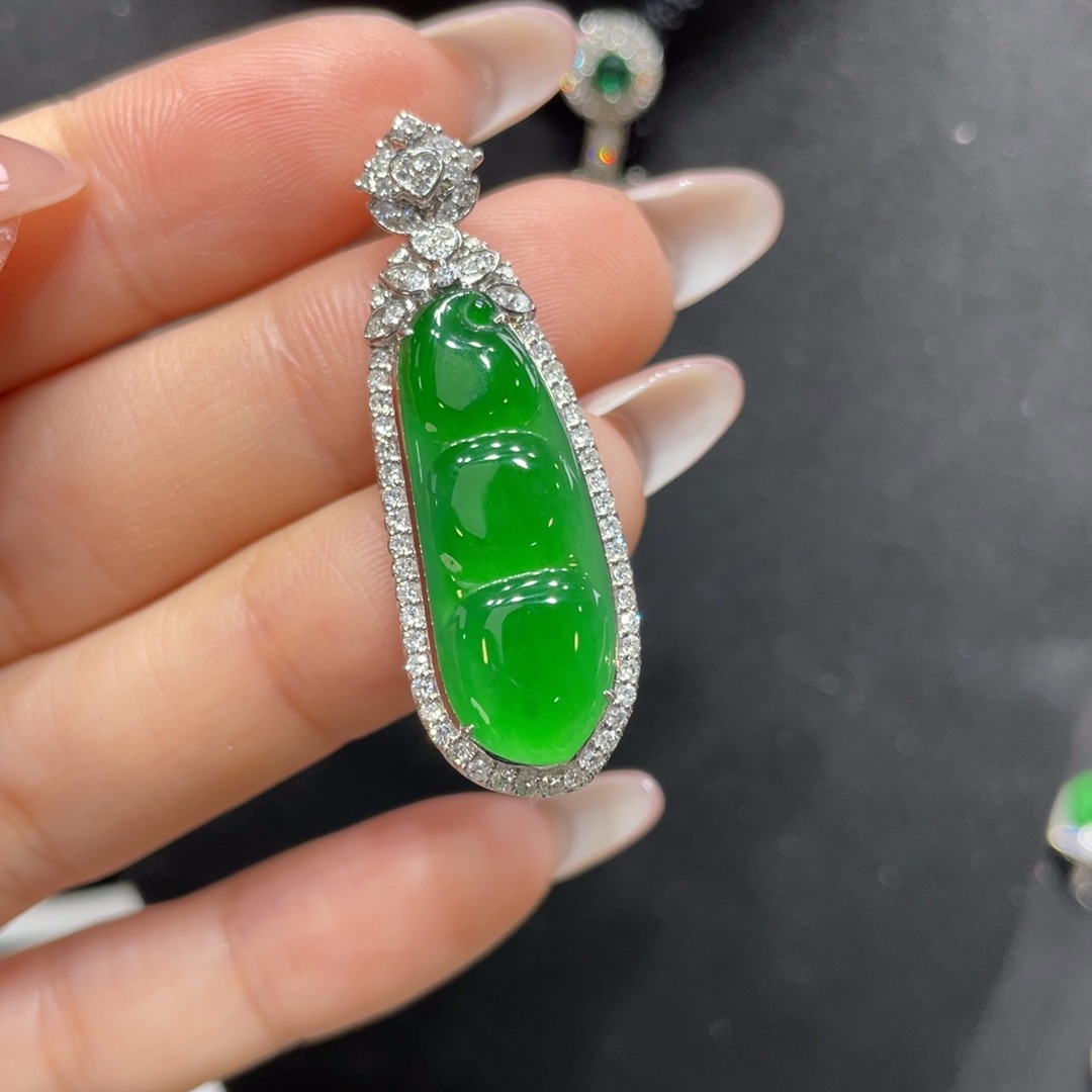 翡翠颈饰18K金镶嵌天然缅甸翡翠a货