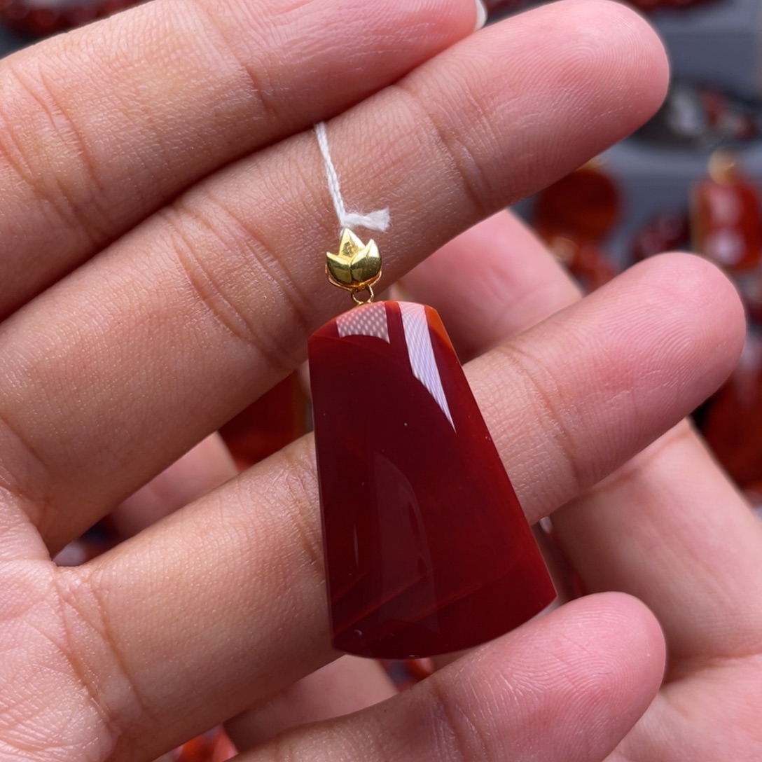 南红玛瑙18K金镶嵌珠宝奇石无事牌吊坠