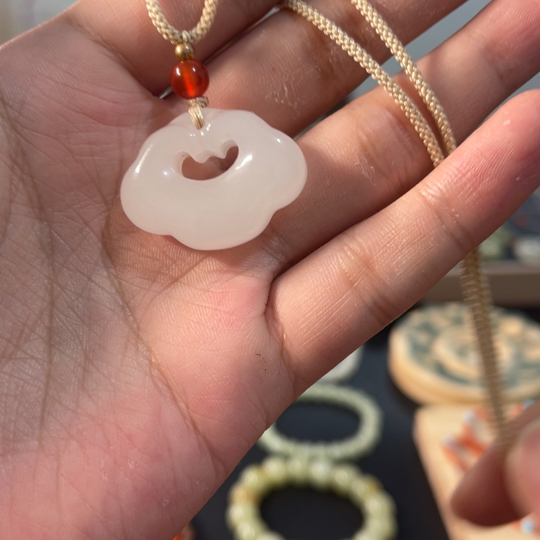 石英质玉未镶嵌颈饰