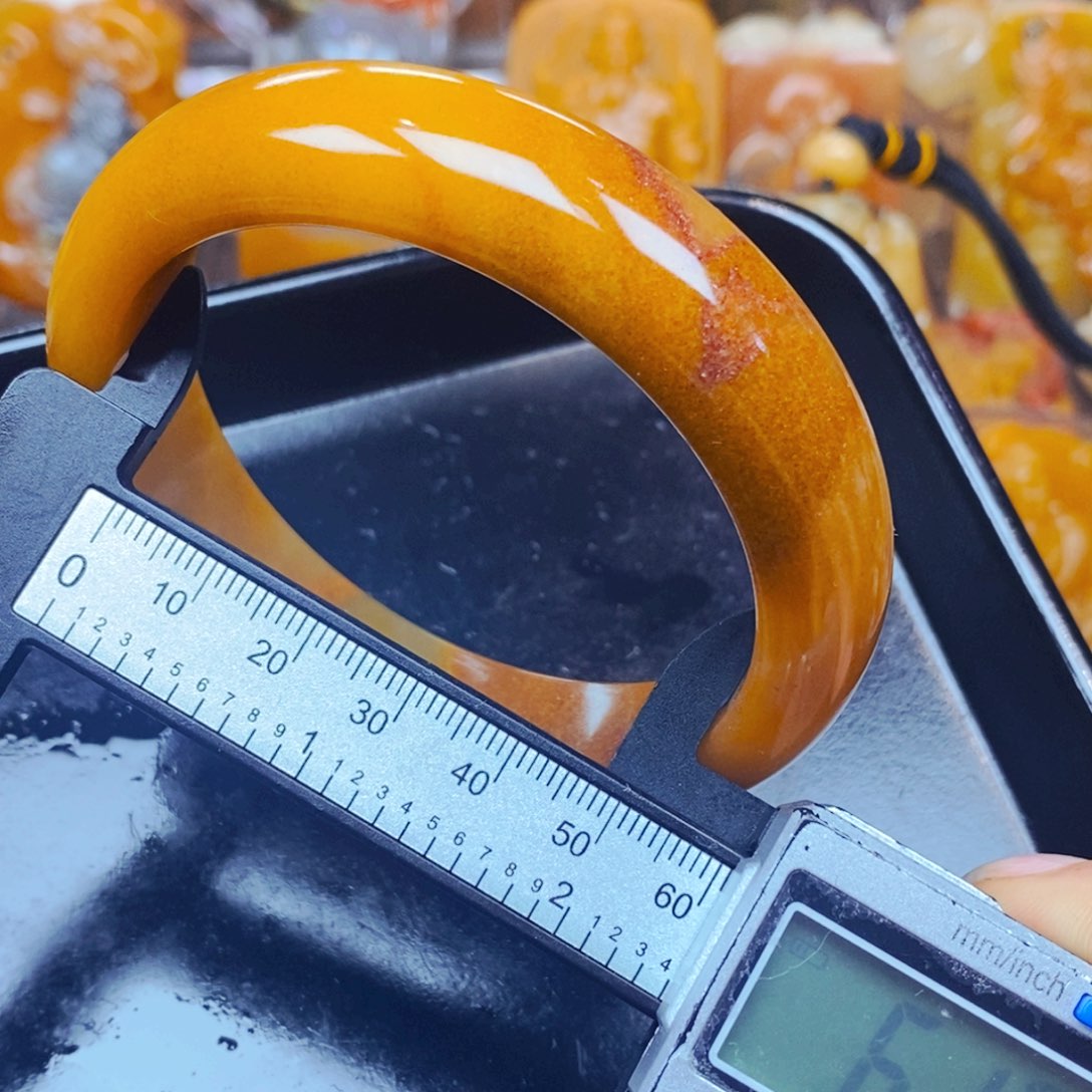 未镶嵌石英质玉（黄龙玉）颈饰