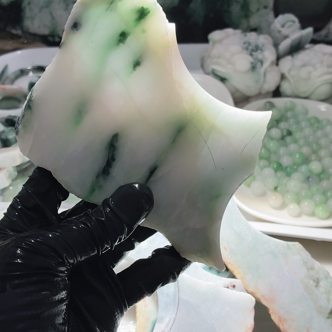 翡翠未镶嵌颈饰边角料