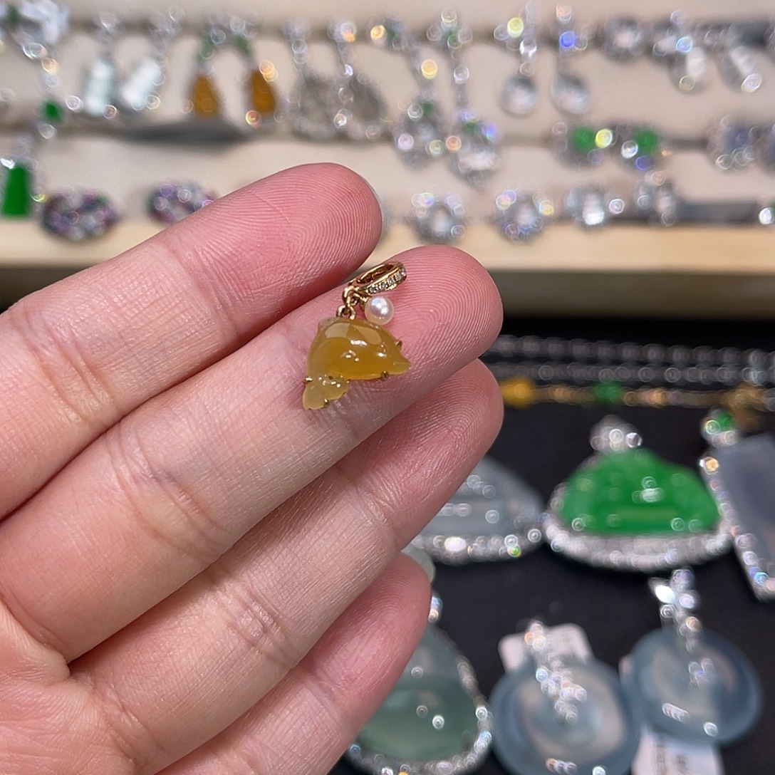 翡翠18K金镶嵌颈饰黄翡小海豚