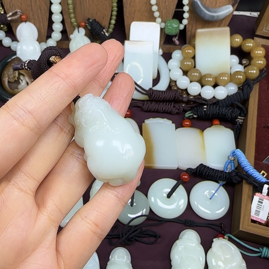 应***心和田玉未镶嵌颈饰