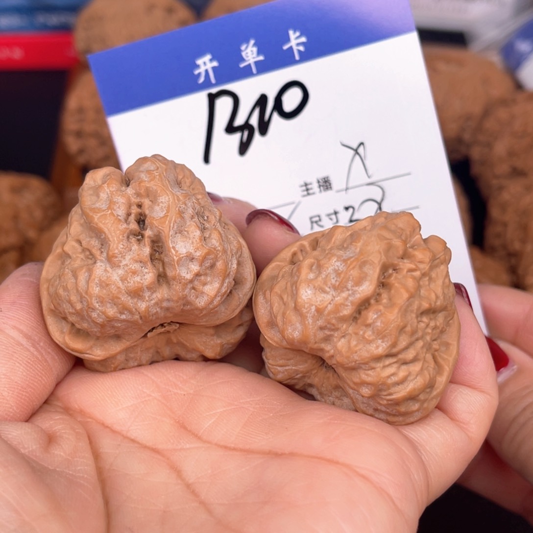 文玩核桃吊坠蛙蛙38尺。 1310